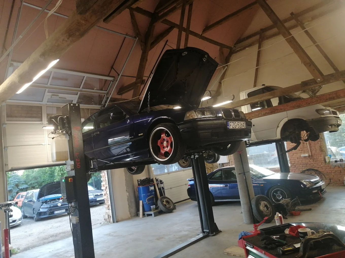 Samochód na podnośniku podczas naprawy w warsztacie OCC Olaf Car Clinic